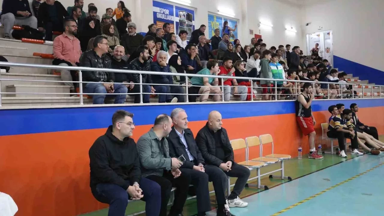 İnegöl sokak basketbolu turnuvasında şampiyonlar ödüllerini aldı