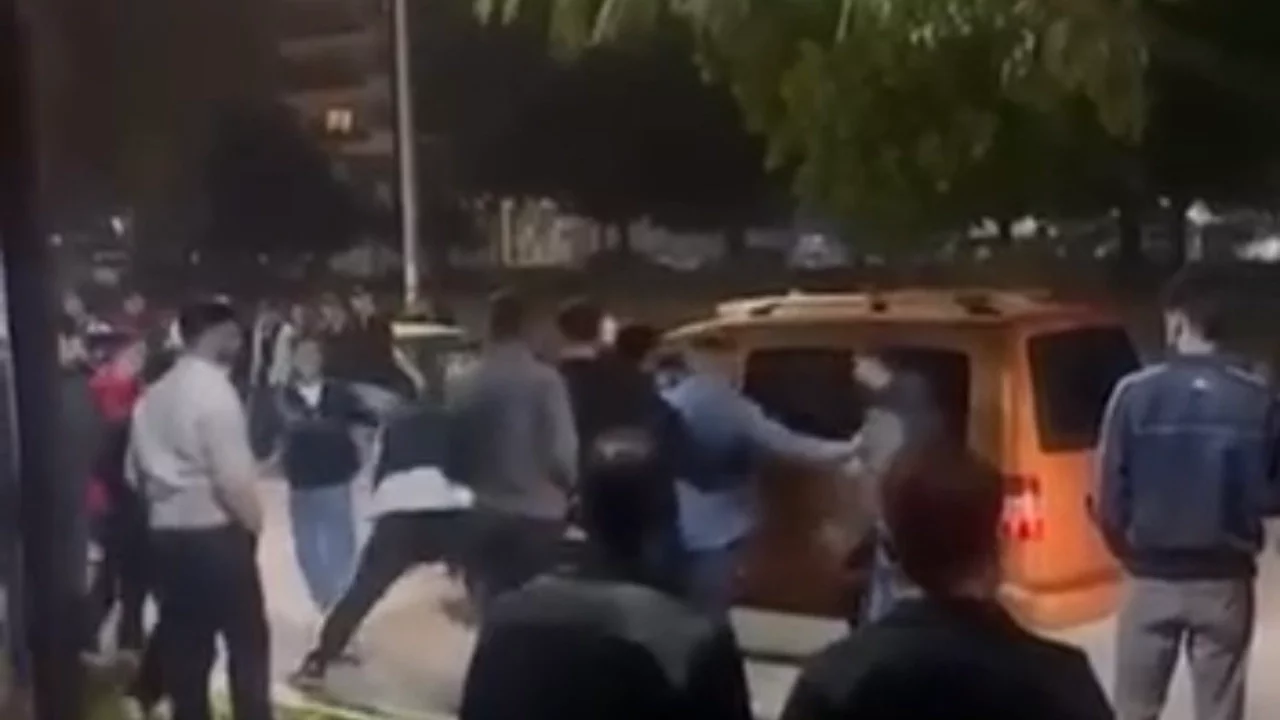 Bursa'da parkta gençler birbirine girdi! Yumruklu kavga kamerada
