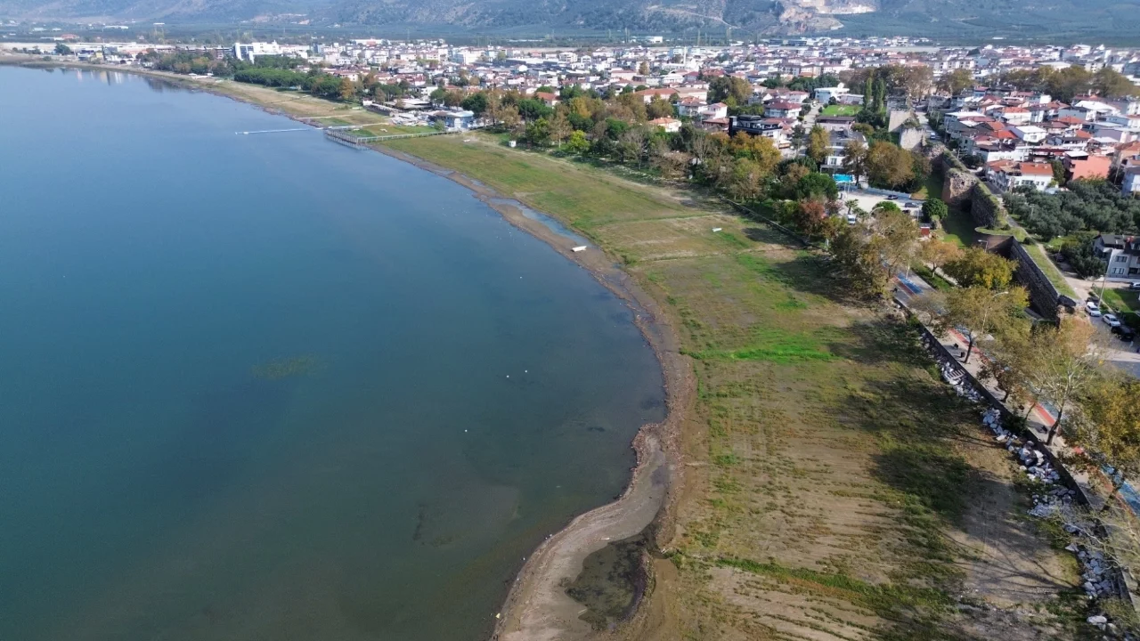 gölün suları çekilmeye devam ediyor!