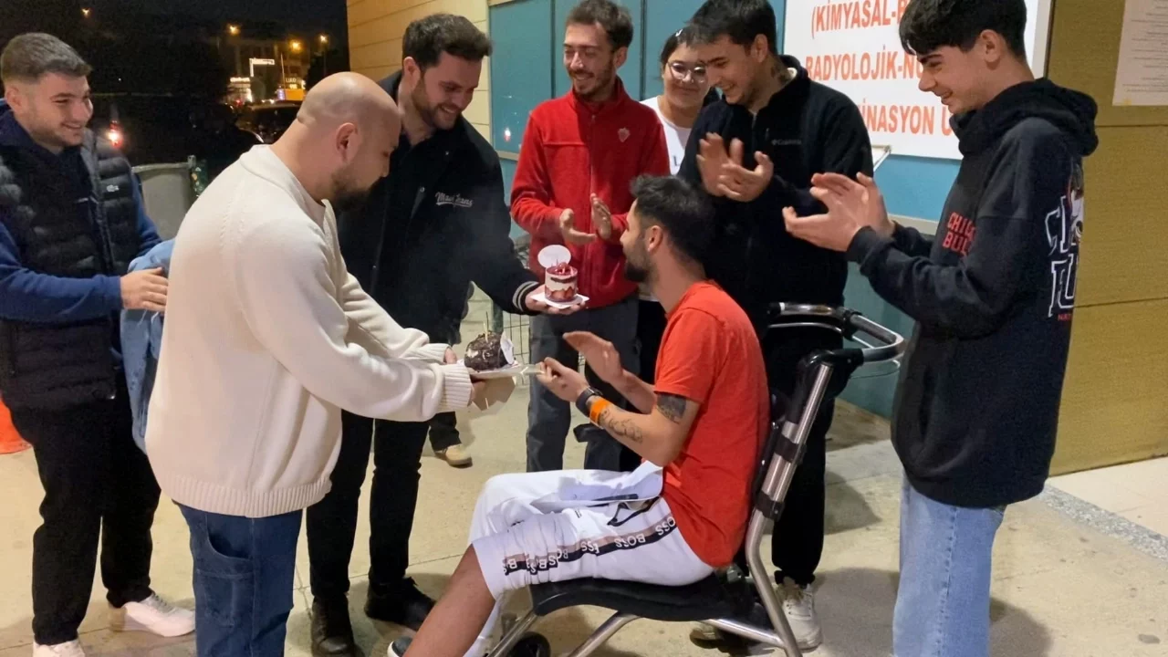 Bursa'da doğum gününe giderken kaza geçirdi! Hastanede unutulmaz sürpriz