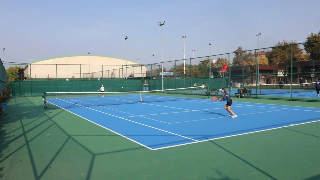 Cumhuriyet coşkusu tenis kortlarına taşındı