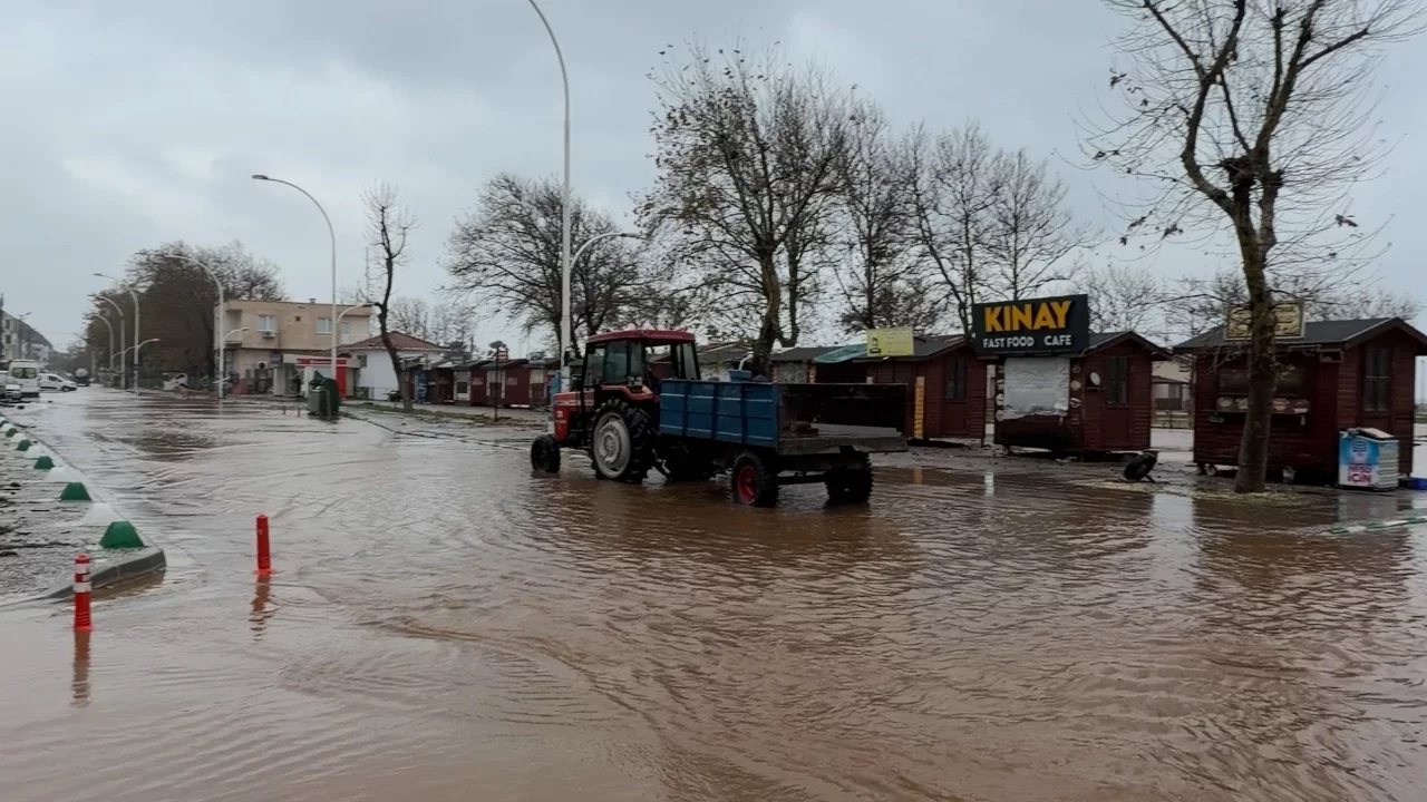 Bursa'da şiddetli yağış sonrası dere taştı! Vatandaşlar evlerinin önünden balık tuttu