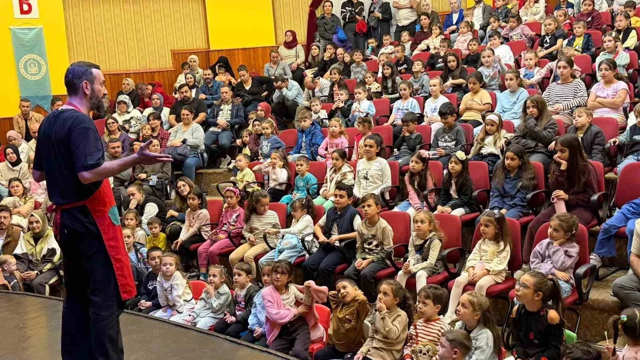 Yıldırım'da çocuk tiyatrosu 'Evden Uzakta' miniklerle buluştu