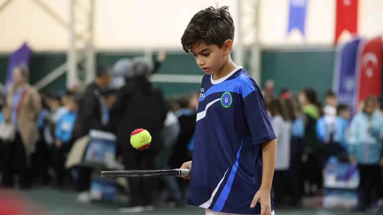 Bursa'da 600 öğrenciye ücretsiz tenis eğitimi verilecek