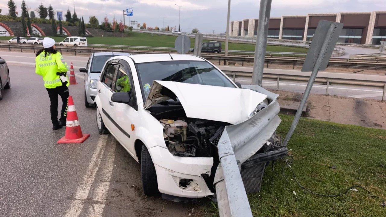 Bursa'da yağış kazayı beraberinde getirdi! Otomobil bariyerlere çarptı