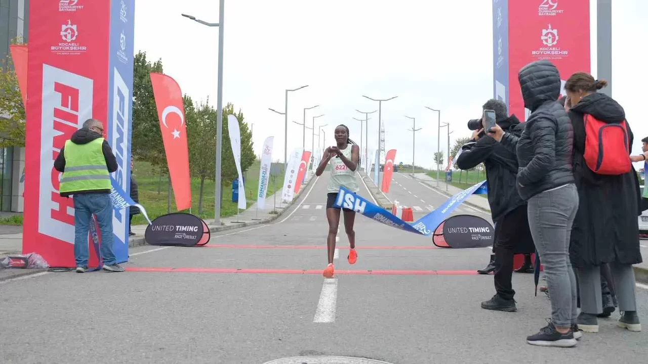 Osmangazi Köprüsü Cumhuriyet Koşusu’na 6 bin 500 kişi katıldı