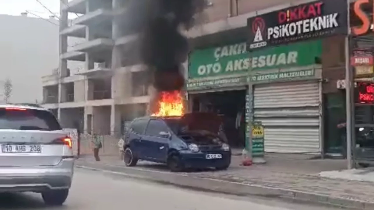Bursa'da korkutan araç yangını! Park halindeki otomobil alevlere teslim oldu