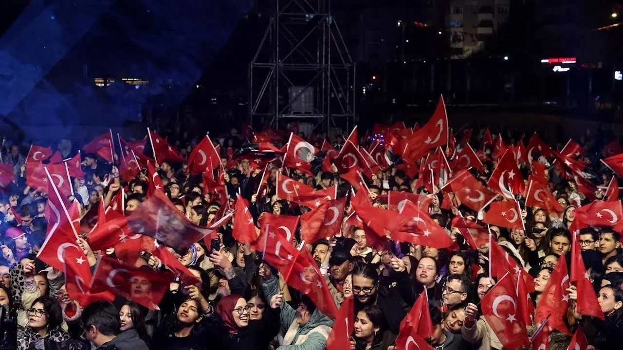 Nilüfer'de 29 Ekim coşkusu: Binlerce kişi yürüdü, Can Bonomo sahne aldı