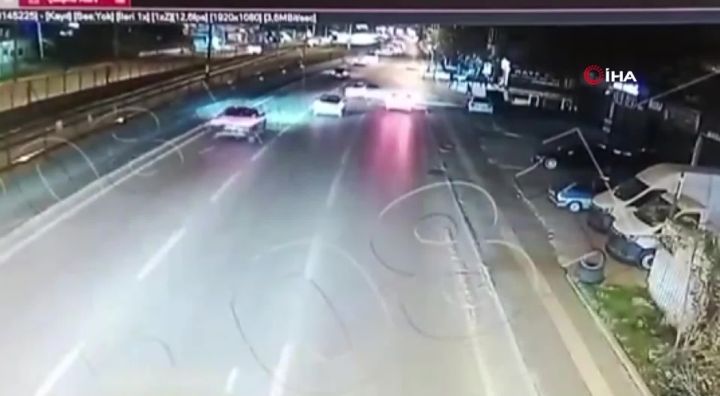Bursa'da ehliyetsiz gencin makas atma kazası kamerada