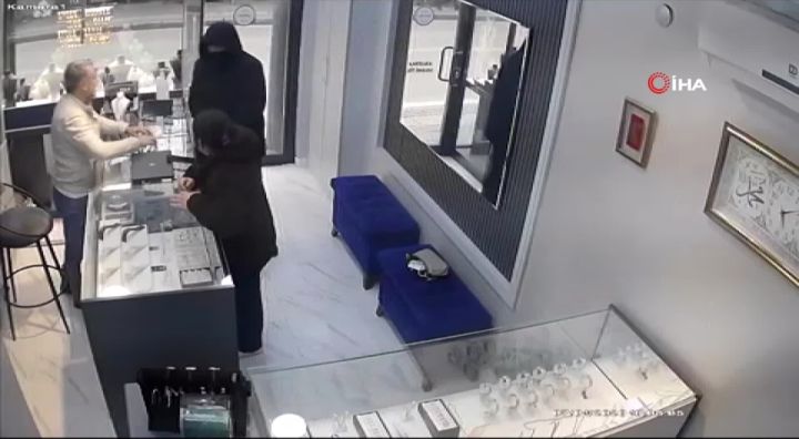 Bursa'da kamera şakası gibi soygun girişimi kamerada